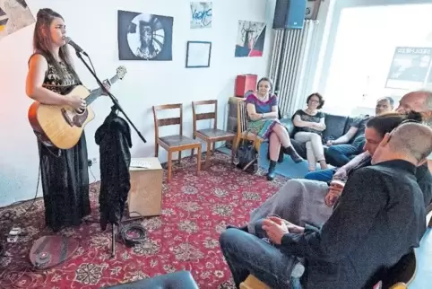Eine Stimme, eine Gitarre: Mel Parsons im Salon Schmitt.