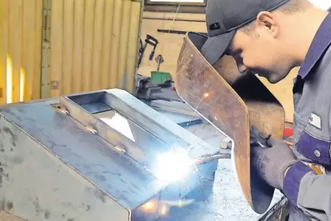 Moderne Maschinen und altes Handwerk: In der Werkshalle ergänzen moderne CNC-Plasmaschneider die Handarbeit (oben Christopher Ba