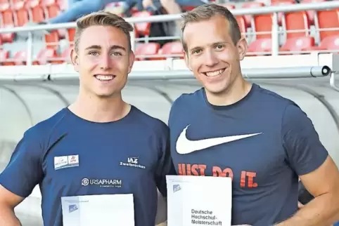 Zufriedene Medaillen-Gewinner: Nicolas Dietz (links) holt Bronze, Daniel Clemens wird Deutscher Hochschul-Meister im Stabhochspr