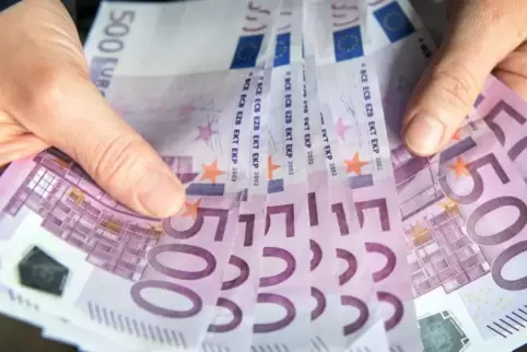 Bargeld lacht: Ein Glückspilz aus der Pfalz hat mehr als 50 Millionen Euro in der Lotterie Eurojackpot gewonnen.  Symbolfoto: dp