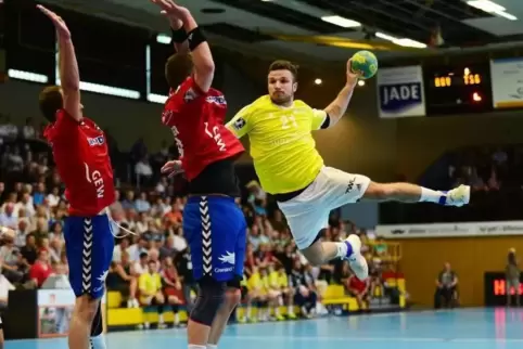 Pascal Durak (rechts) steuerte zwei Tore zum 26:24-Erfolg der TSG Friesenheim beim Wilhelmshavener HV bei. Foto: Altmann 