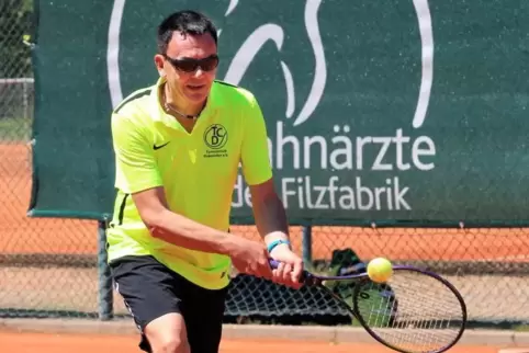 Alle Fünfe: Stephan Laubenstein gewinnt für den TC Dudenhofen in Einzel und Doppel, holt die Maximalausbeute an Punkten. Foto: L