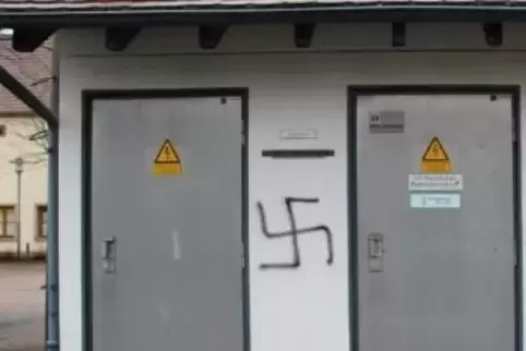 Unter anderem wurde das Stromhäuschen am Dorfplatz beschmiert. Archivfoto: Polizei 