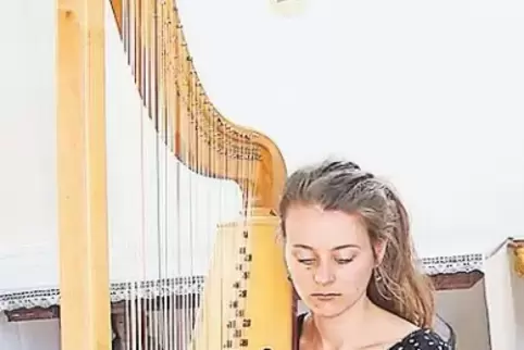 Die Schweizerin Vera Schnider spielt im Trio Cyrano die doppelsaitige Barockharfe.