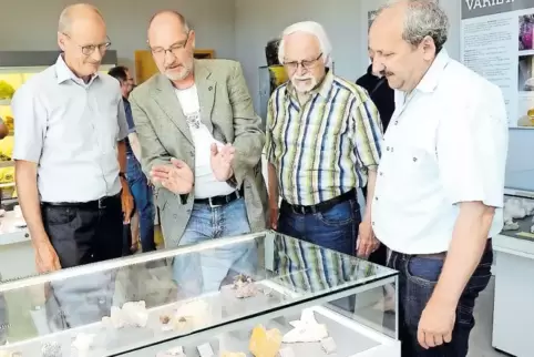 Im Gespräch (v. li.): VG-Beigeordneter Hubert Weissmann, Mineralien-Experte Roger Lang, der zweite Vorsitzende des Bergbauverein