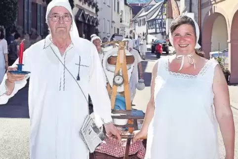 Die Kerze als Nachtlicht, Zipfelmütze und Spitzenhäubchen als Kopfbedeckung: Teilnehmer bei der Sellemols-Parade in Maikammer.