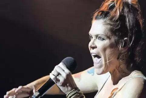 Auch in höchsten Höhen noch eine glockenhelle Stimme: Beth Hart in Mannheim.