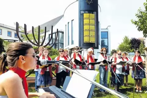Programm im Rosengarten vor der Synagoge: Chansonnette vom deutsch-französischen Singkreis.