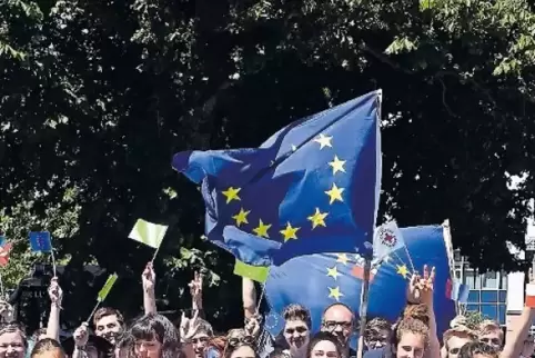 Die Engagierte Jugend Neustadt hat am Samstag für die Einheit Europas demonstriert.