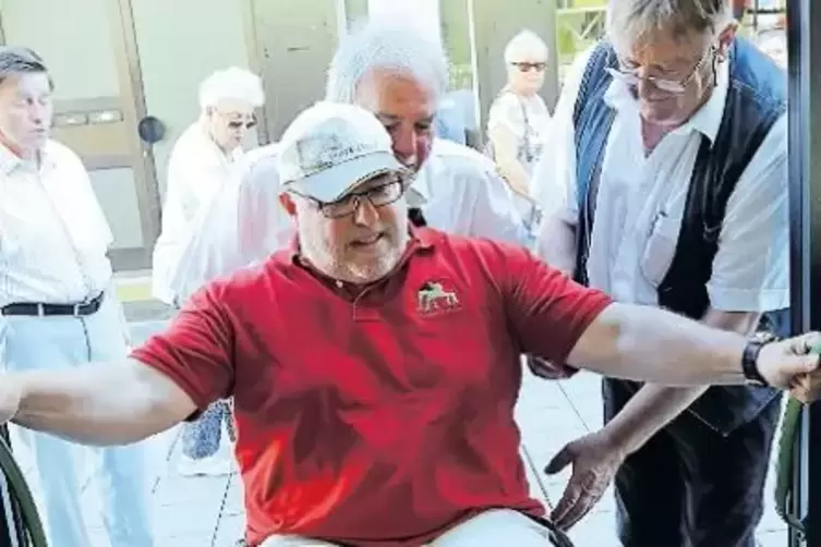 Der MS-kranke Eric Gauert f&auml;hrt in den neuen Bus.