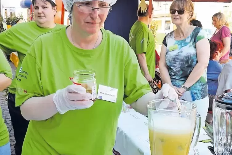 Irina Stiefenh&ouml;fer vom Projekt Mobile 2.0 bereitet einen schmackhaften Smoothie zu.