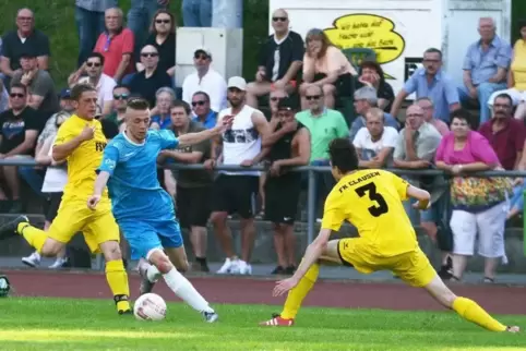 PSV-Spieler Tarkan Pakoglu umkurvt hier Clausens Doppel-Torschützen Hans Teegen (links) und Christoph Burkhart. Foto: SEEBALD