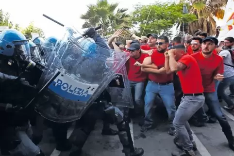 Am Rande des G7-Treffens kam es am Samstag zu Zusammenstößen zwischen der Polizei und Demonstranten.
