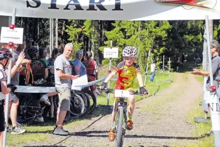 Großer Kampf bei hohen Temperaturen: Tom Breitsch vom Radsportclub Felsenland fährt beim Heimrennen auf den zweiten Platz bei de