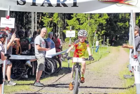 Großer Kampf bei hohen Temperaturen: Tom Breitsch vom Radsportclub Felsenland fährt beim Heimrennen auf den zweiten Platz bei de