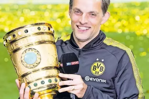 BVB-Trainer Thomas Tuchel mit dem DFB-Pokal.