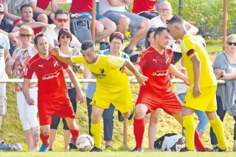 Energisch: Aaron Valentini (am Ball im gelben Dress) vom SV Morlautern II setzt sich Timo Helfrich (Zweiter von rechts) vom SV O