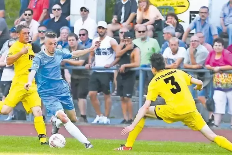 600 Zuschauer erleben, wie PSV-Spieler Jasim Culangji Clausens Doppel-Torschützen Hans Teegen (links) und Christoph Burkhart umk