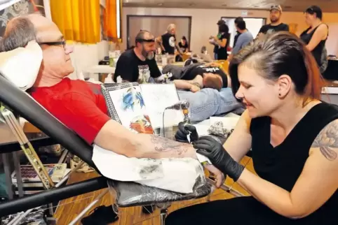 Alfons Kinscher lässt sich von Mirijam Metzger sein Wunsch-Tattoo stechen.
