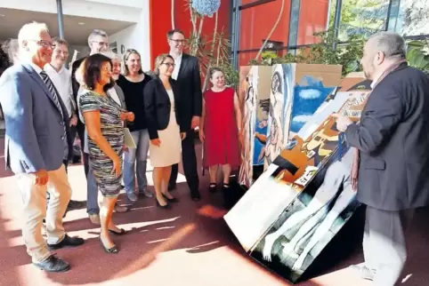 Pete Allmann (rechts) ein Malprojekt der Schule. In der ersten Reihe (von links): Ludwin Michels (Realschule plus), Landrätin Th