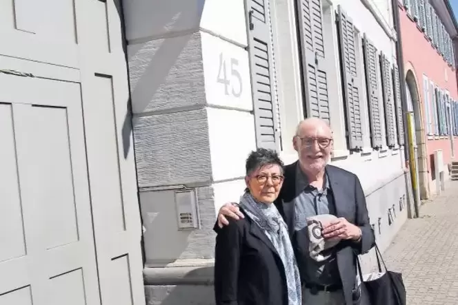 Steven und Rochelle Seltzer vor der Hauptstraße 45 in Lambsheim, dem mutmaßlichen Elternhaus der Familie Salmon. Steven und Rochelle Seltzer vor der Hauptstraße 45 in Lambsheim, dem mutmaßlichen Elternhaus der Familie Salmon.