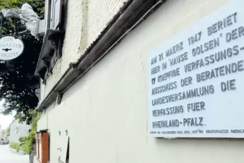 Die Gedenktafel, die am Haus Golsen auf die Tagung des Verfassungsausschusses vor 70 Jahren erinnert.