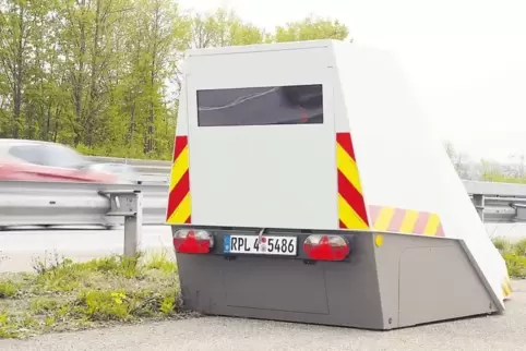 Wer diesen Anhänger am Straßenrand sieht, sollte den Fuß vom Gas nehmen. Der semi-mobile Blitzer arbeitet ohne Personaleinsatz f