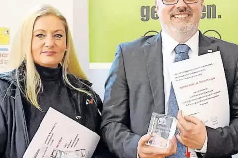 Hielten den Dieb fest, bis die Polizei eintraf: Klaudia Eder und Thomas Cleff.