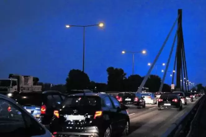 Zappenduster sieht es für Berufspendler aus, wenn die Rheinbrücke mit dem vorgesehenen Verfahren saniert wird, befürchtet Brandl Zappenduster sieht es für Berufspendler aus, wenn die Rheinbrücke mit dem vorgesehenen Verfahren saniert wird, befürchtet Brandl