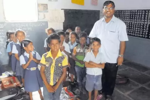 Father Allam und indische Schüler, die von Spenden aus der Südpfalz profitieren.