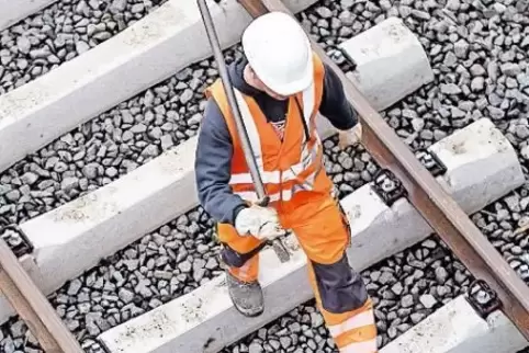 In die Erneuerung ihres Schienennetzes will die Deutsche Bahn in diesem Jahr rund 7,5 Milliarden Euro investieren.