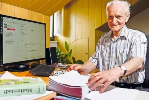 Unterm Dach seines Hauses hat sich Alban Berthold ein Büro eingerichtet. Dort recherchiert er für sein Verzeichnis – gern auch m