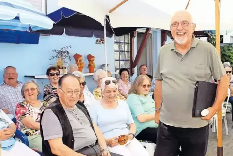 Ein Bayer in Schifferstadt: Dieter Presoli (rechts) brachte die Besucher bei der Matinee im Schreiwer Hais’l mit Anekdoten und G