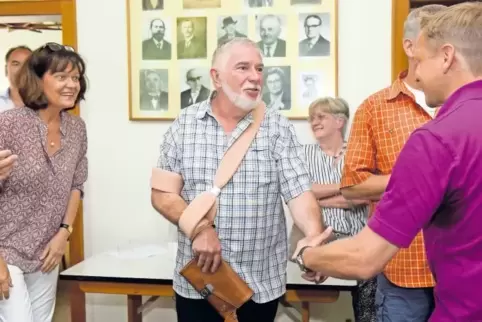 Gratulation zum Wahlsieg: Jörg Matzat (rechts) wünscht dem neuen Rheingönheimer Ortsvorsteher Wilhelm Wißmann eine glückliche Ha