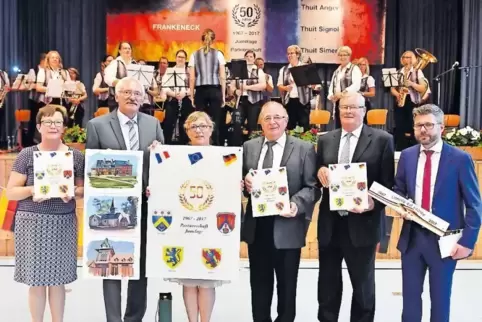 Zu 50 Jahren deutsch-französischer Partnerschaft wurden in Frankeneck Gastgeschenke ausgetauscht: (von links) Annik Boizard, Kar