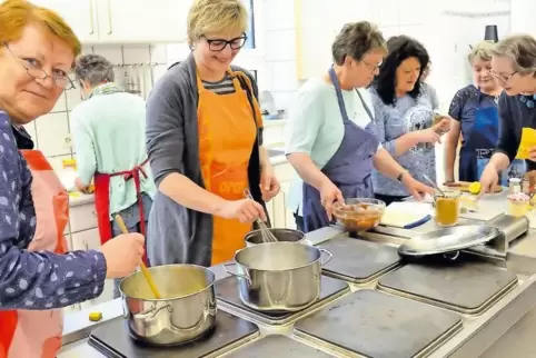 Unter Anleitung von Anne Sator (rechts) kochen die Teilnehmerinnen Rezepte Hildegard von Bingens nach.