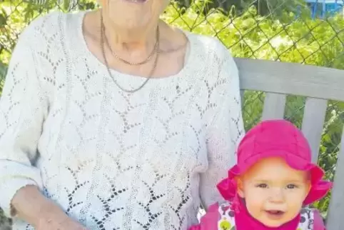 Nachschlagewerke für Generationen: Anneliese Handrich mit ihrer kleinen Urenkelin Annelie beim Betrachten der beiden Bücher.