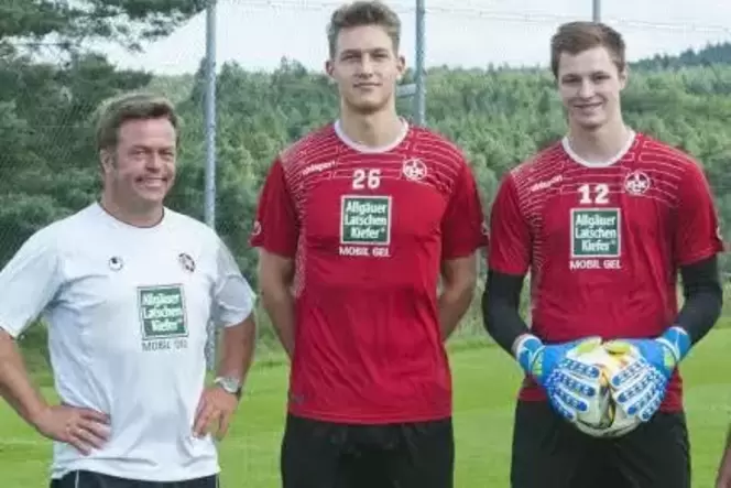 Lennart Grill (rechts) mit FCK-U19-Trainer Gunter Metz (links) und Patrick Salata. Foto: View