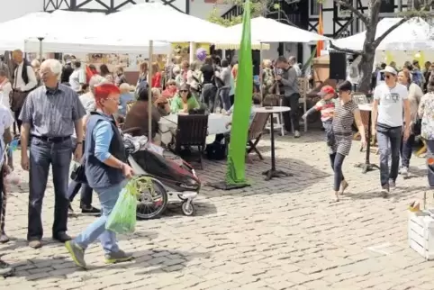 Nach Herzenslust stöbern und ausgefallene Kreationen entdecken: die Besucher des BASF-Bauernmarkts beim Kreativmarkt im Innenhof