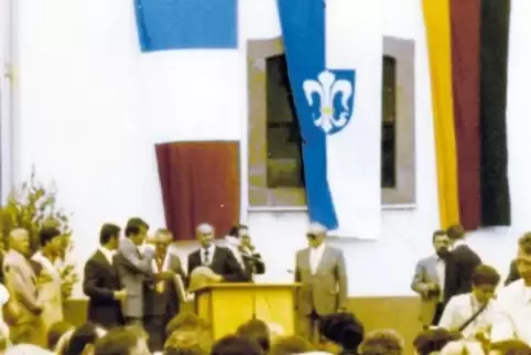 Unterzeichnung der Partnerschaftsurkunde vor der evangelischen Kirche in Göllheim.