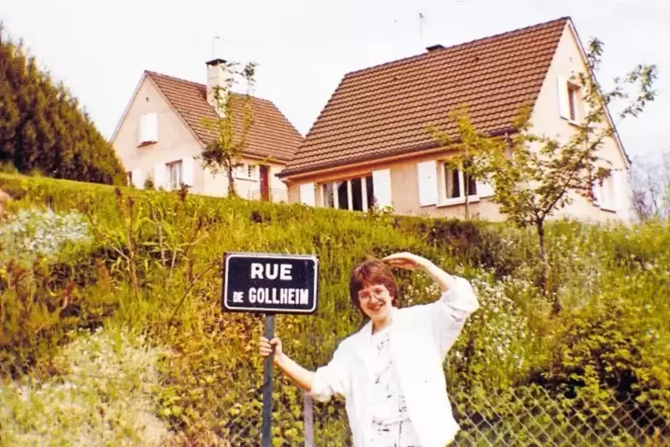 Beim Schüleraustausch in La Clayette 1985 musste in einem Suchspiel die „Rue de Gollheim“ (sic!) gefunden werden. Rita Stabel wa