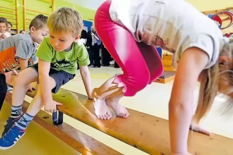 An acht Bewegungsstationen d&uuml;rfen sich die Kinder der Integrativen Kita morgen austoben.