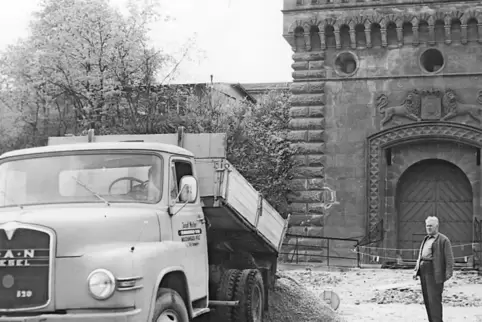Bauarbeiten zur Instandsetzung der Brücke über den Hauptgraben der Festung vor dem Weißenburger Tor im Jahr 1967.