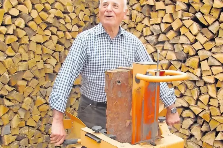 Die Arbeit im Wald und das Holzspalten bereiten Gerhard Stöß keine Probleme. Auch mit 80 ist der Jubilar noch fit.
