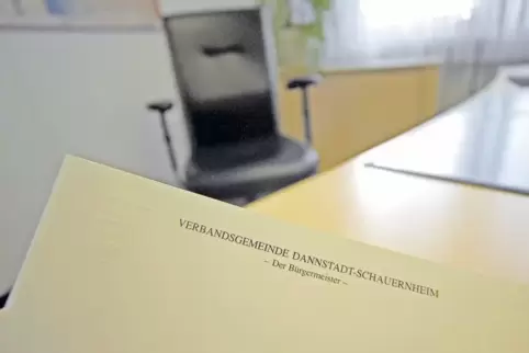 Leer bleibt der Chefsessel im Dannstadter Rathaus sicher nicht, der Wahltermin ist aber umstritten.