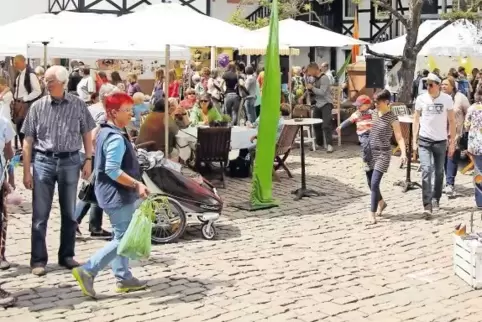 Nach Herzenslust stöbern und ausgefallene Kreationen entdecken, können die Besucher des BASF-Bauernmarkts beim Kreativmarkt im I