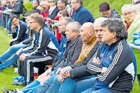 Vor rund einem Jahr bei einem Benefizspiel in Kottweiler-Schwanden am Spielfeldrand: Horst Eckel, Hans-Peter Briegel und Olaf Ma