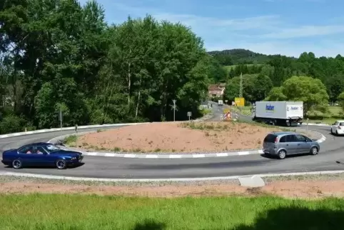 Die Arbeiten am neuen Kreisel an der B 427 bei Dahn-Reichenbach sind fertig. Wegen eines Mangels in der Deckschicht darf dort al