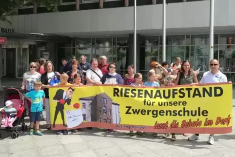 Auch eine Delegation aus dem Kreis Kaiserslautern demonstrierte am Mittwoch mit Transparenten in Mainz für den Erhalt der kleine
