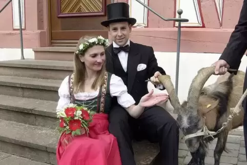 Inna und Patrick Faß führen den Tributbock am Dienstag nach Pfingsten nach Deidesheim.  Foto: Wilde-Kaufhold 